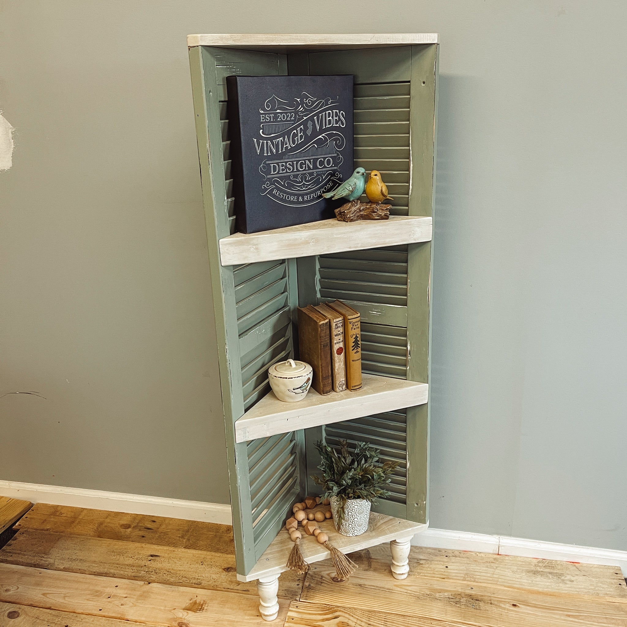 Shutter Corner Shelf - green/white