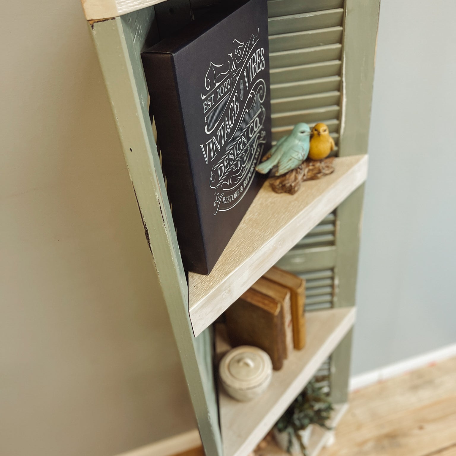 Shutter Corner Shelf - green/white